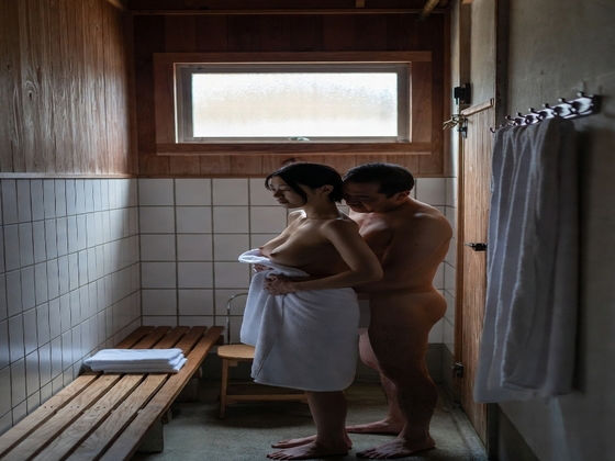 【エロ漫画】混浴温泉の人妻 分岐 脱衣所編